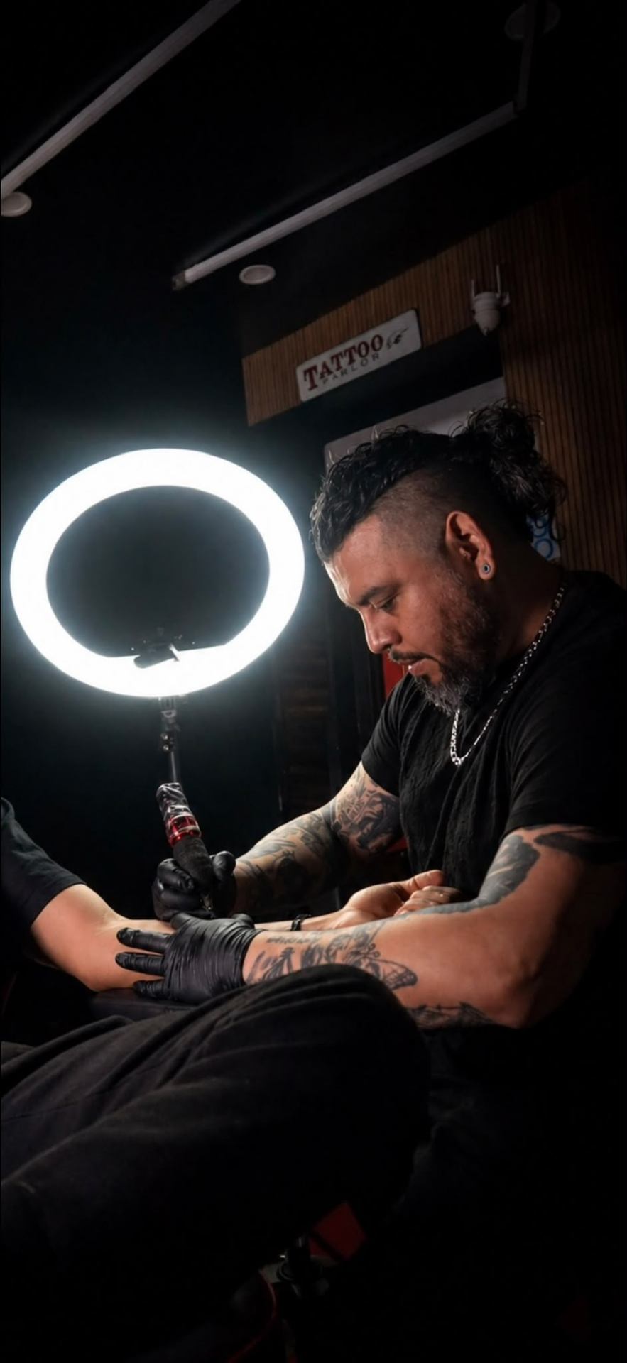 Jesús réalisant un tatouage dans le studio
