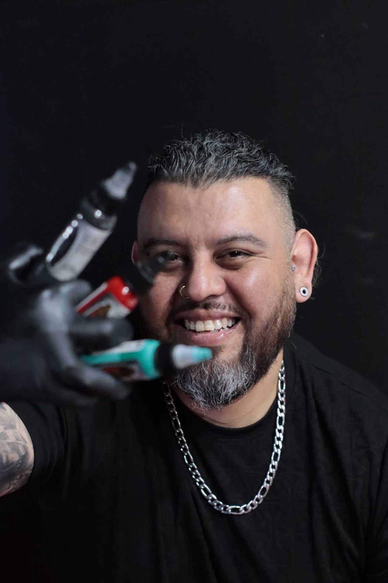Portrait de Jesús, artiste tatoueur d’Astaroth Studio